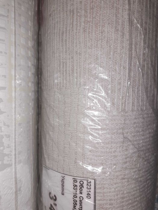 Обои по 1 рулону.