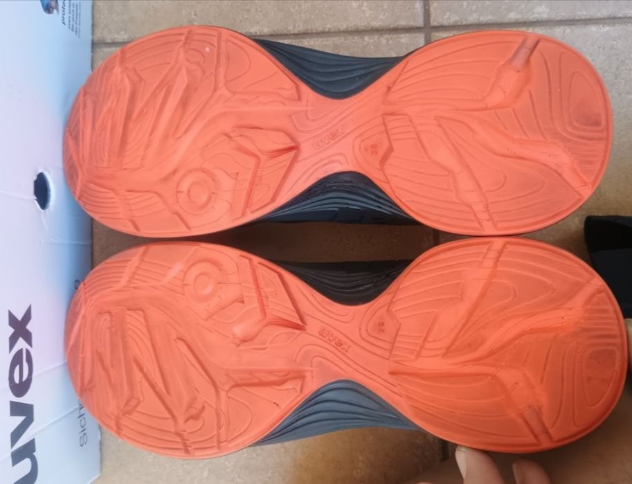 Bocanci UVEX cu bombeu metalic 38 și 44