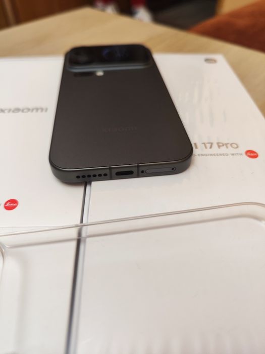 Продавам Xiaomi 17 Pro – 12GB RAM / 256GB ROM