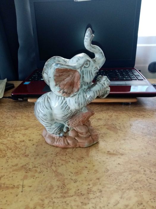 Слонче касичка и слончета сувенир, носещо късмет.