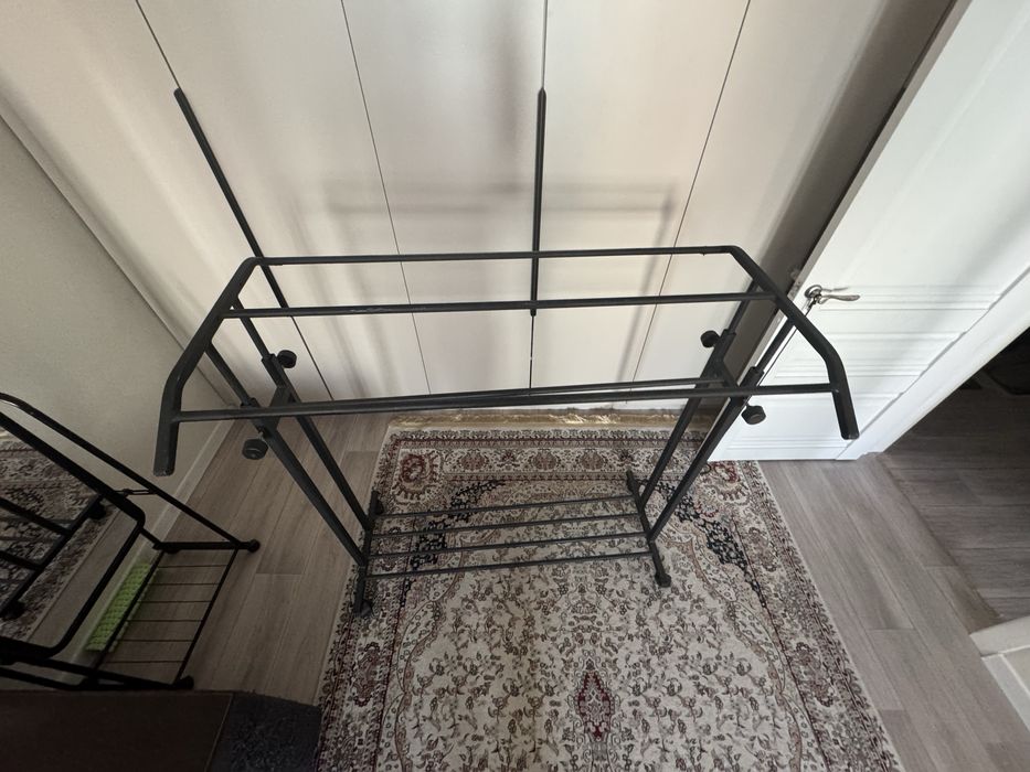 Вешалка б/у в черном цвете