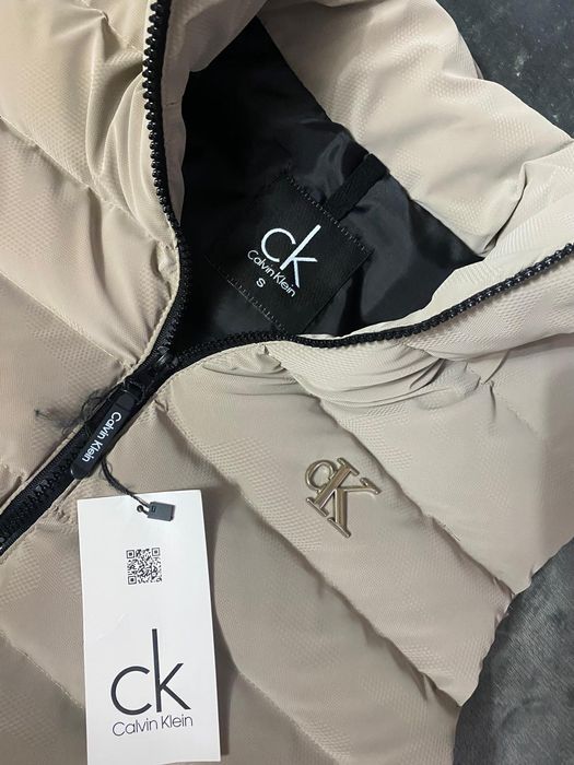 Vând vesta noua de bărbați Calvin Klein