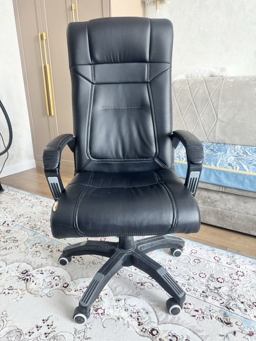 Кресло кожанное офисное б/у