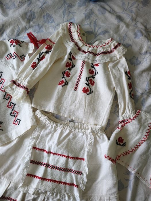 Costum popular , lucrat manual