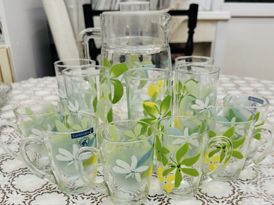 Продам графин со стаканами и чайными чашками