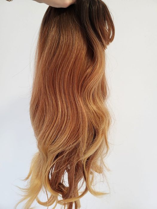 Peruca roscata cu par lung in valuri si breton