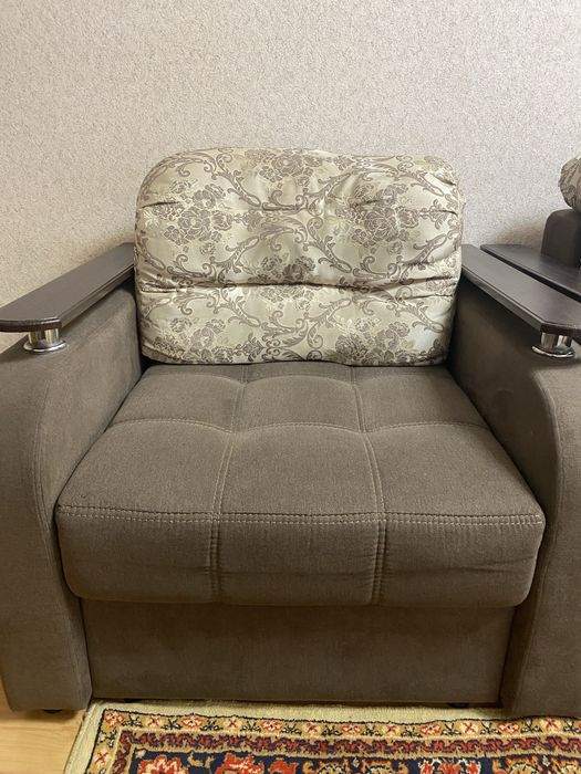 Диван и кресло.