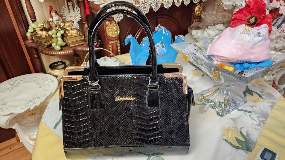 Сумка лакерованая чёрного цвета