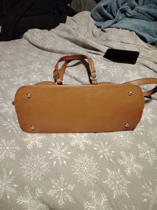 Vând geantă DKNY,foarte puțin purtata