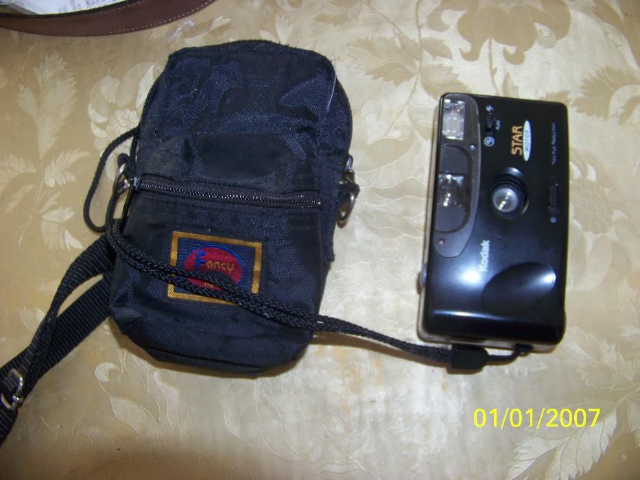 Vand 2 aparate foto KODAK STAR MOTOR,Incarcator,2 acumulatori si husa.