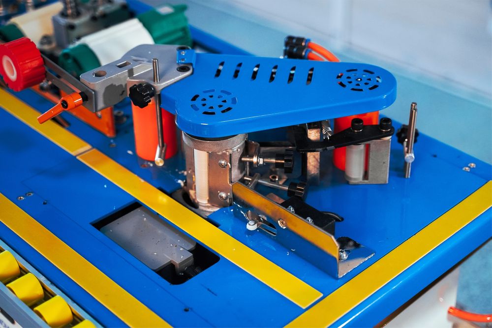 Кромкооблицовочный станок со снятием свесов и торцовкой DM-110