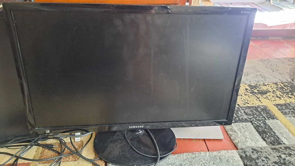 Vând Monitor Samsung cu cablu inclus
