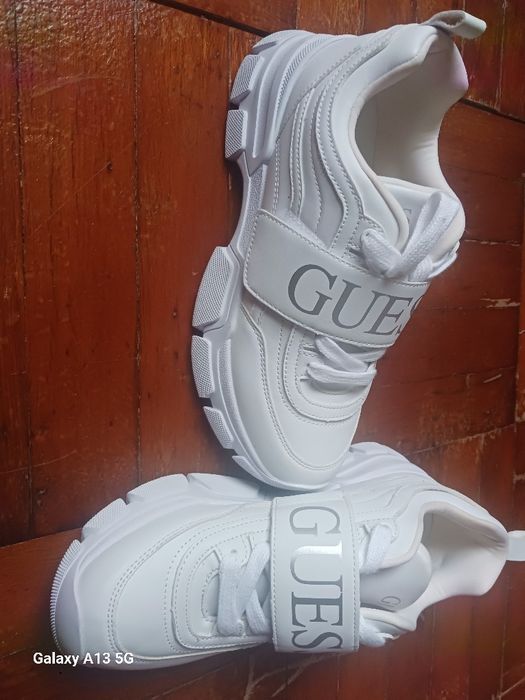 Papuci/Adidași Guess