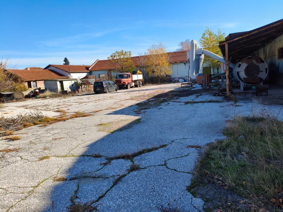 Продава се Промишлен имот с площ 5800 кв.м ТИР достъп, 11 бр. сгради с обща застроена площ 2000 кв.м.