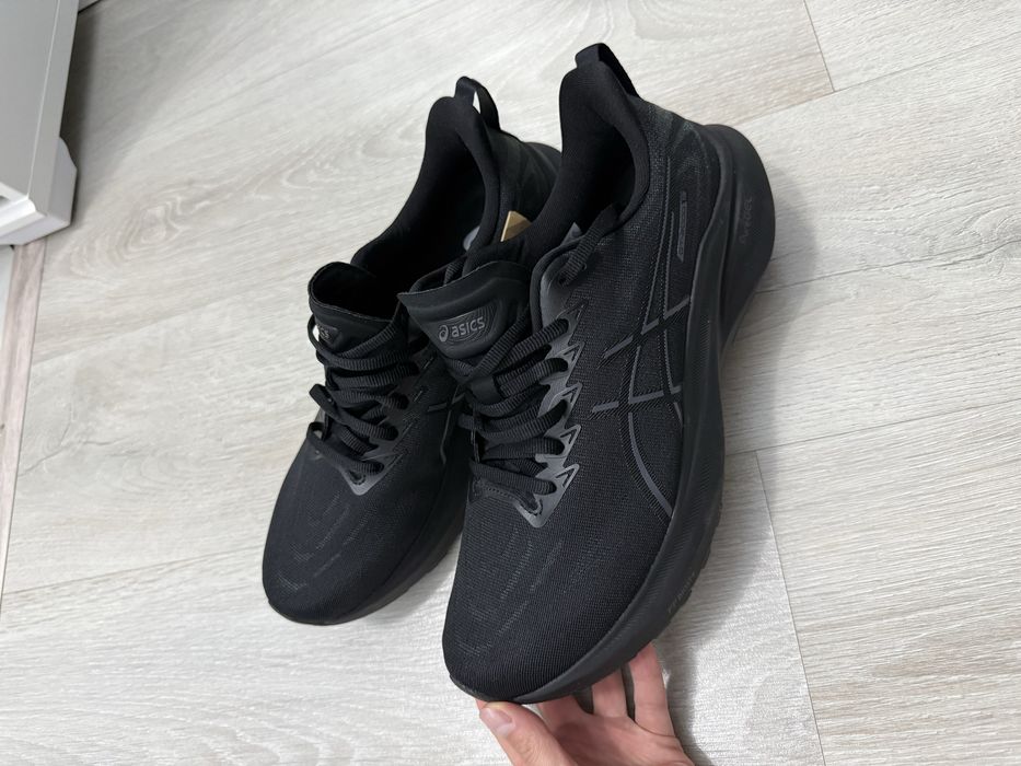 Продам новые кроссы Asics