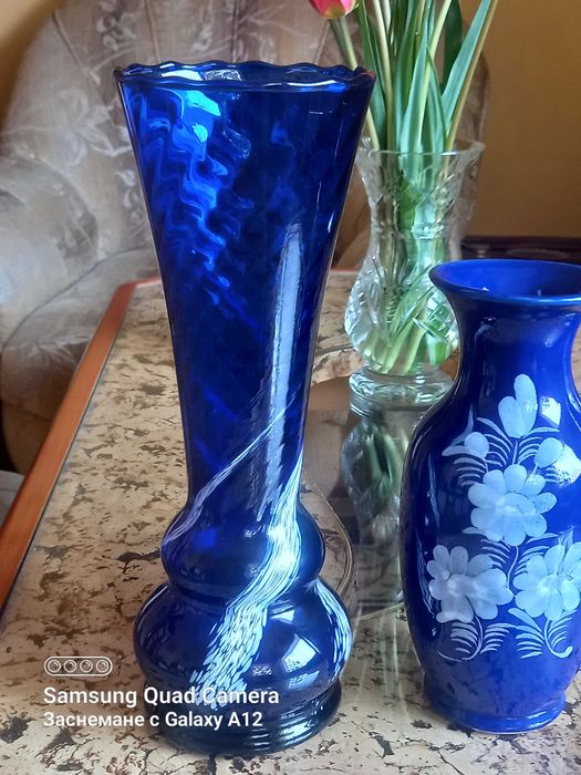 Нежни вази и плато-кобалтово синьо