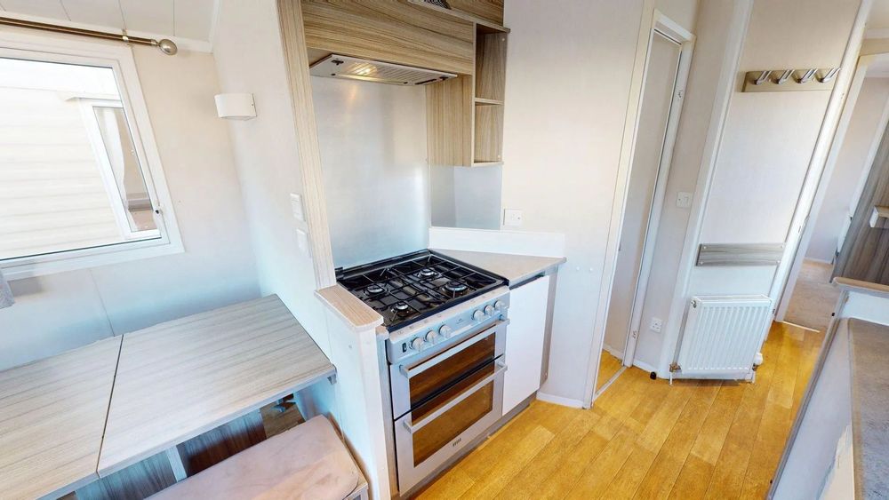 Alta Casă mobilă Swift Soleil nr. 099 | Tâmplărie PVC și încălzire centrală cu calorifere | 9 x 3 m | 2 dormitoare și 1 baie