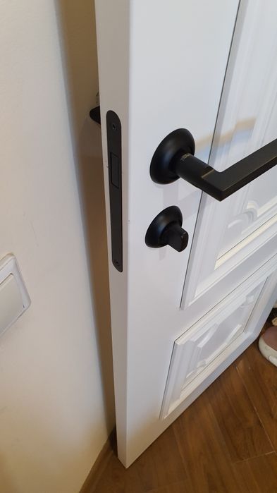 Установка межкомнатных дверей