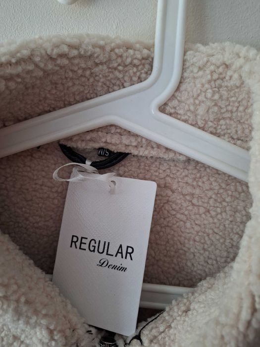 Ново дамско черно кожено късо яке с каракул