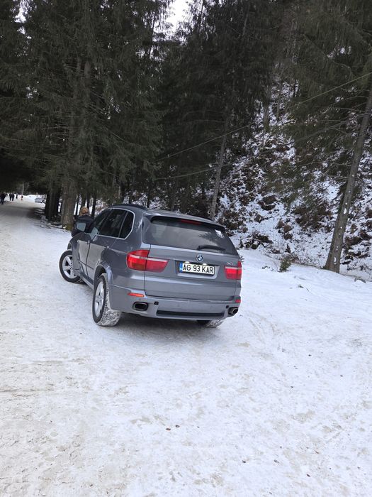 BMW X5 E70 2008 
Mașina are 299789Km rulează zilnic 
Acte va