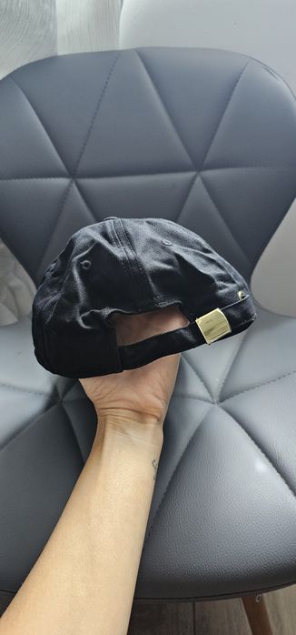 Șapcă Versace Jeans Couture – Neagră cu Logo Auriu