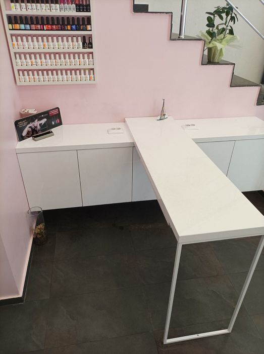 Маса за маникюр с шкафове