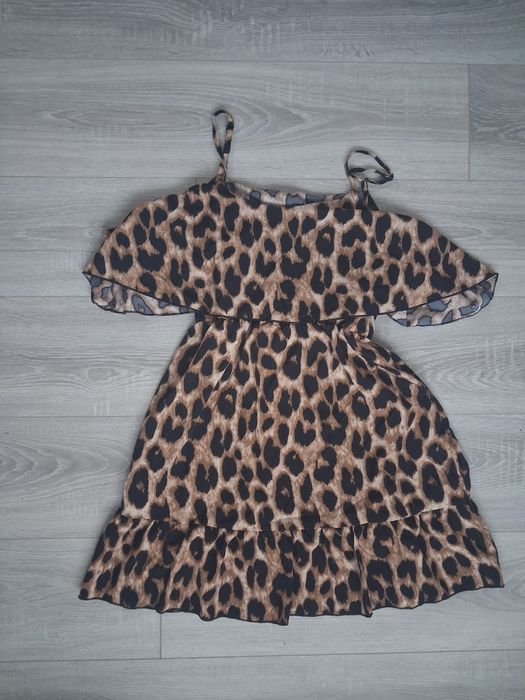 De vânzare,purtate de maxim 2 ori.                        Mărimi,L,XL.