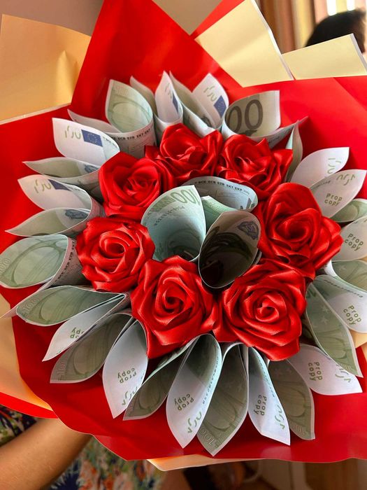 Букет от вечни рози и светещи пеперуди