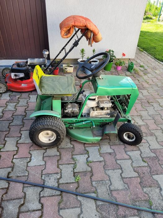 Tractoraș de tuns gazonul