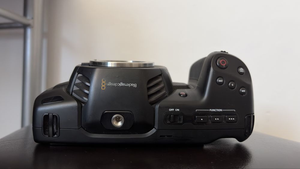 Blackmagic Pocket Cinema Camera 4K – utilizată + rig/cage și mâner si Obiectiv Cinematic Sirui Nightwalker 24mm T1.2 S35