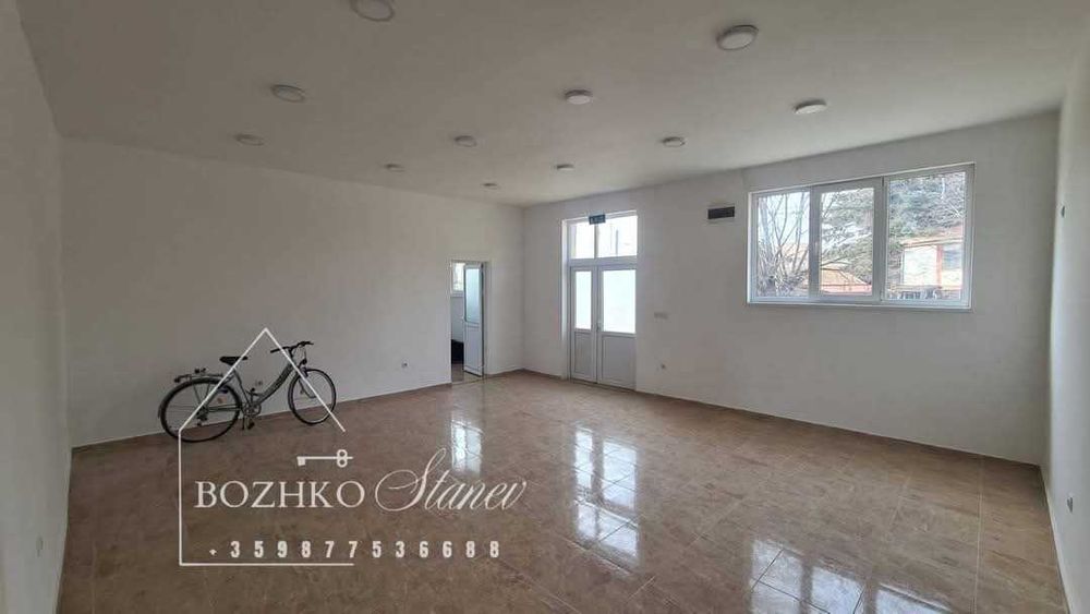 Продава се Магазин в Долни чифлик - 65 кв.м за 1000 €/кв.м - Снимка #1