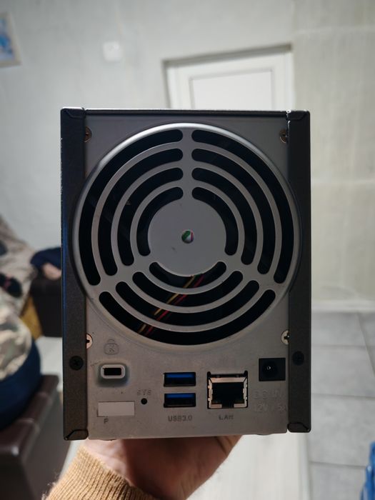 Продавам мрежово хранилище (NAS) Netgear ReadyNAS Duo v2. Устройството