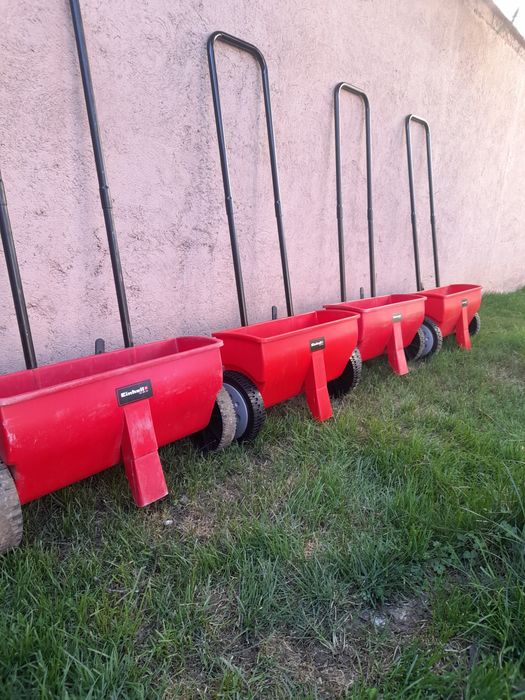 Inchiriez tăvălug,distribuitor seminte,scarificator,nivelator,gazon,