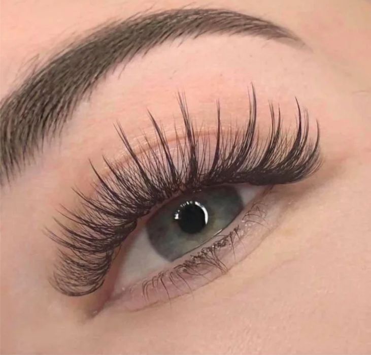 Наращивание ресниц и оформление бровей