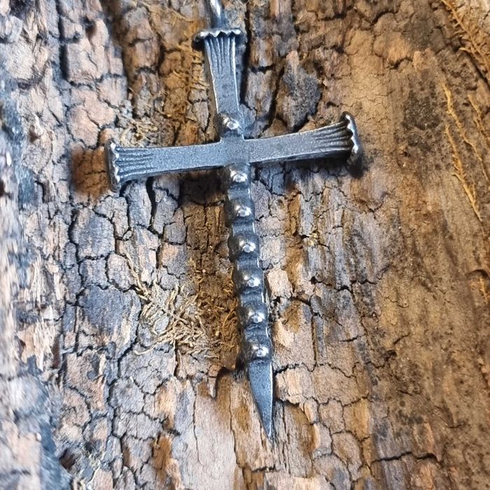 Готически ретро кръст с черепи