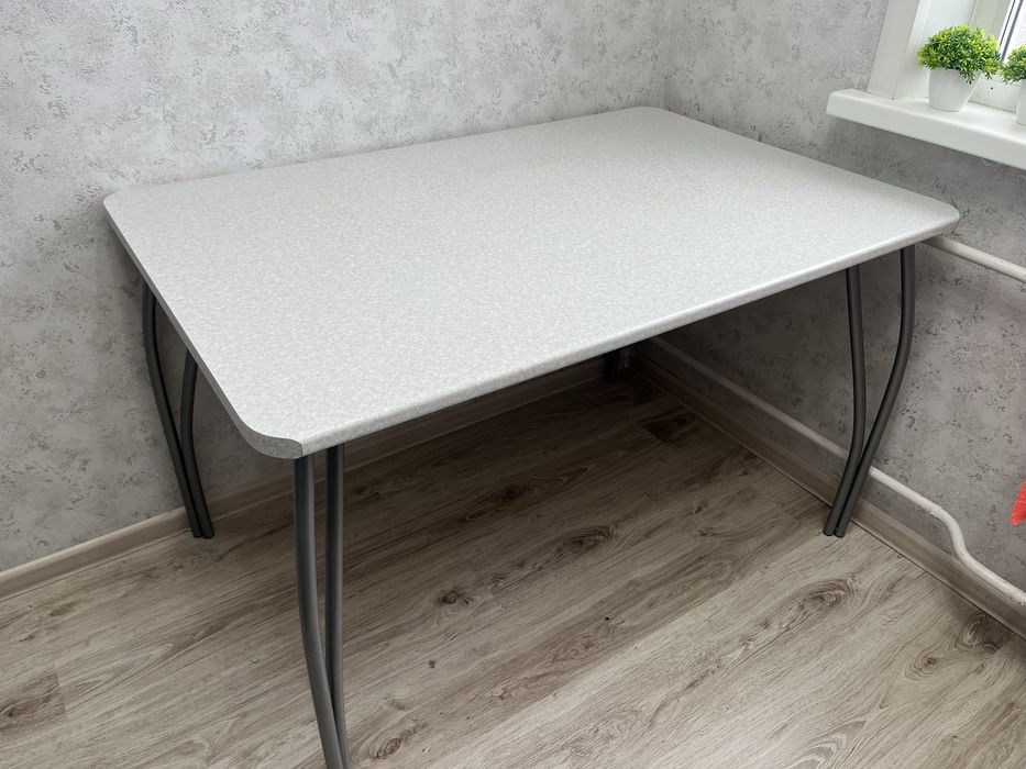 Кухонный стол белый