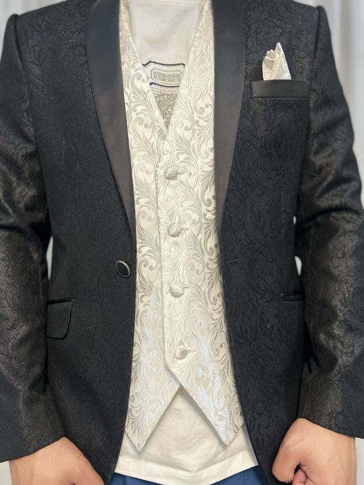 Продаю костюм с жилеткой