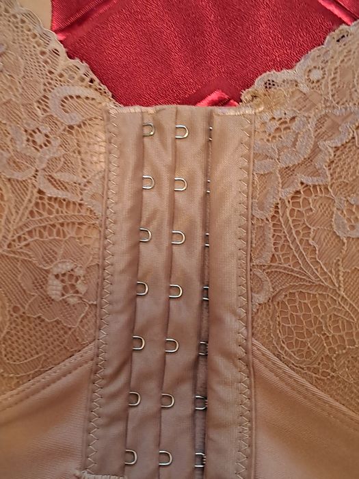 Продаётся бюстгальтер с широкими лямками и застежкой спереди.