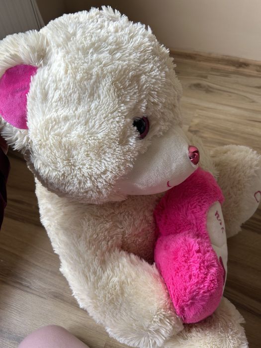 Голямо плюшено мече със сърце