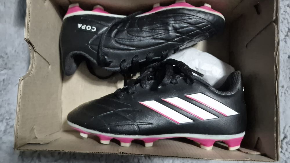 Adidasi fotbal, Adidas