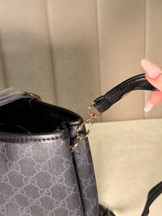 GUCCI – Geantă tote GG Supreme (negru/gri)