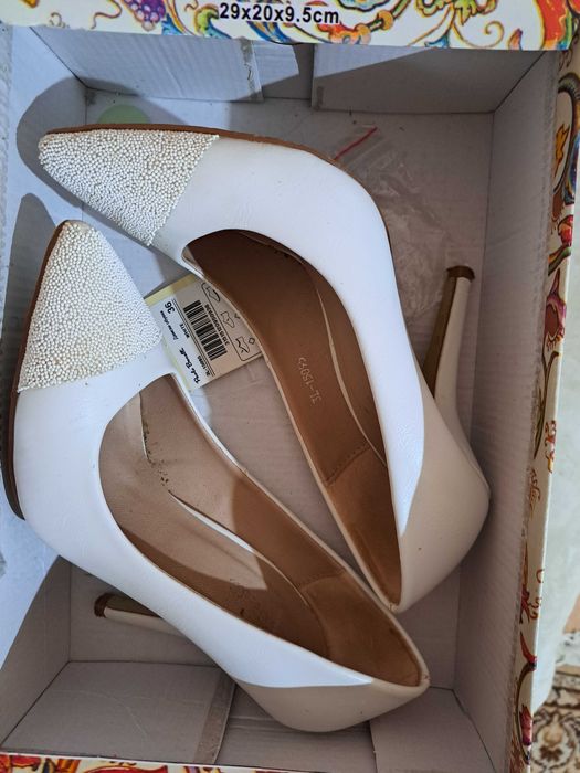 Дамски обувки на ток в бяло