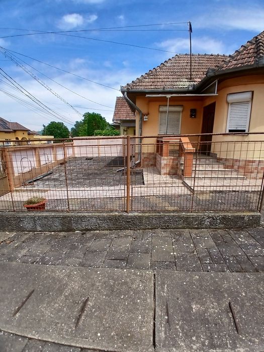 Casă de vânzare cu teren aferent