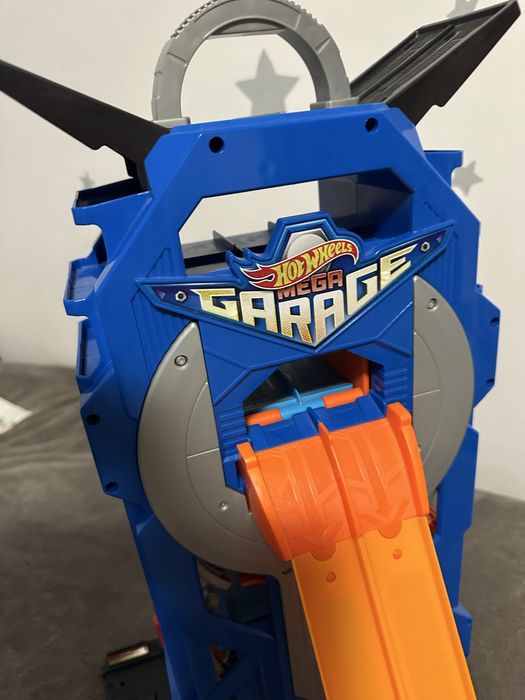 Hot Wheels Garage  +подарък 4 колички