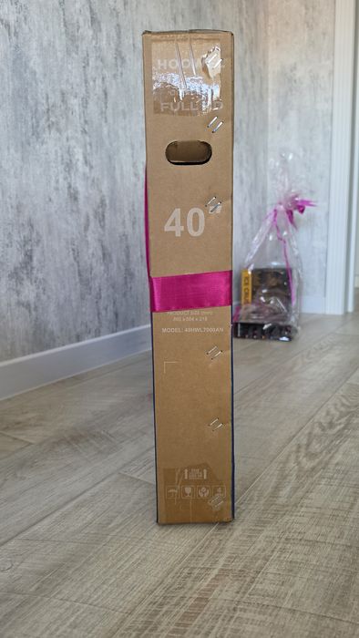 Продам телевизор новый в упаковке HOOWEL 40"