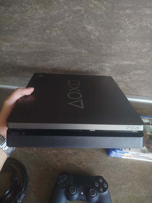 Playstation 4 Slim 1TB +джойстик и игри