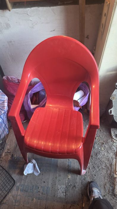 Стул пластиковый б/у