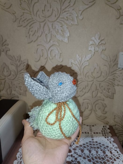 Игрушки ручной работы, брелоки, ёлочные украшения, вязаные из пряжи.