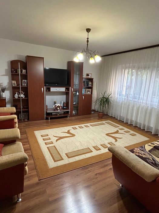 De vanzare apartament  trei camere
