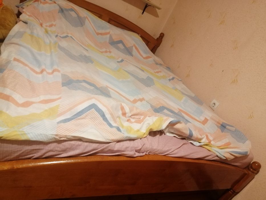 Спалня от дърво с матрак + подарък трикрилен гардероб